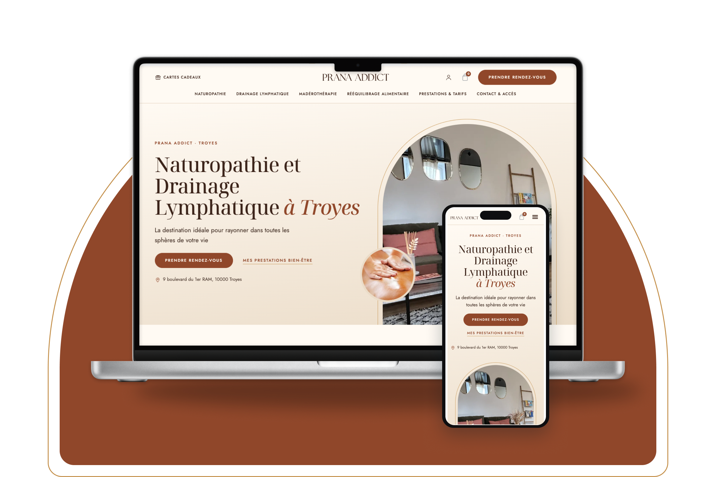 Prana Addict – nouveau site sur MacBook et iPhone, dans une arche terracotta : page d’accueil